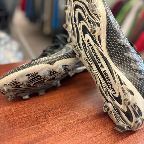 Under Amour men 11 Black and grey soccer Cleats - Picture 4 of 5